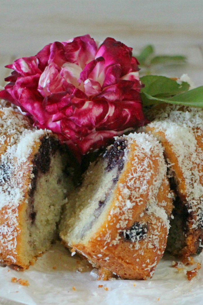 coconut-bundt-cake, coconut-blackberry-cake, bizcocho-de-coco-y-moras