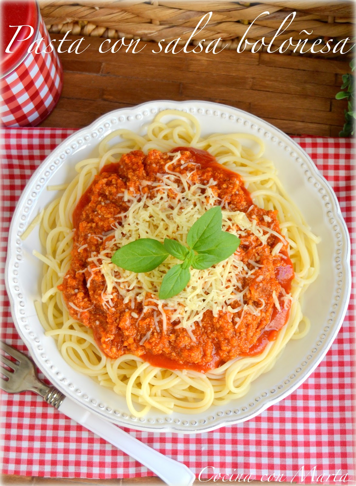 Pasta, macarrones, espaguetis con salsa boloñesa casera. Receta fácil, con y sin Thermomix.