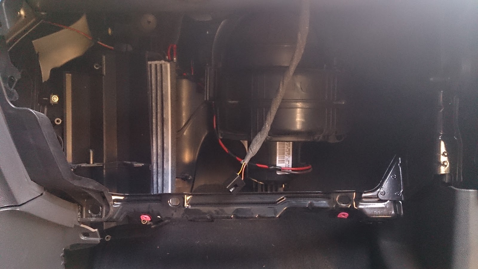 где стоит фильтр салона опель зафира