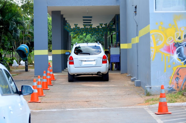 O estacionamento fica exatamente ao lado deste veículo à esquerda Foto Joaquim Dantas