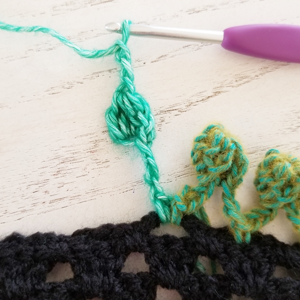 How to add a pom-pom edging in crochet {Tutorial} by Susan Carlson of Felted Button