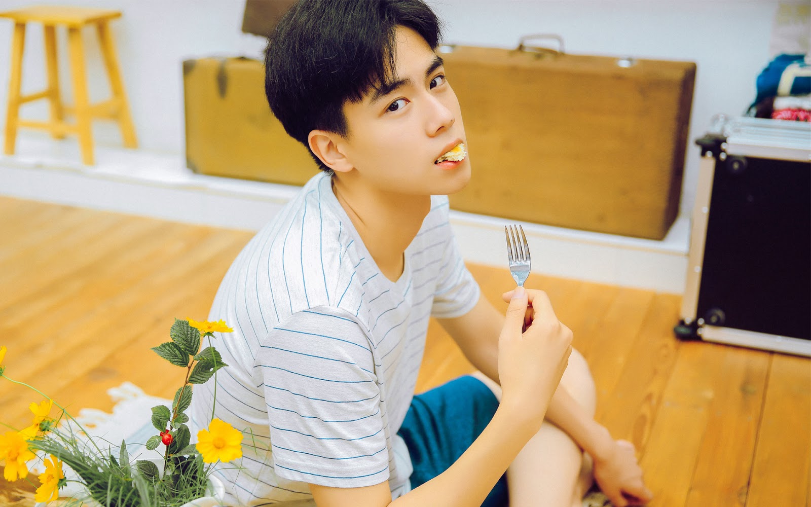 My World Is My Life: Profil Hu Yi Tian