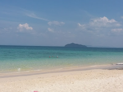 The beach of the Thai island ´Koh Bulon Leh´ in the Andaman Sea Het strand van Koh Bulon Le Eiland