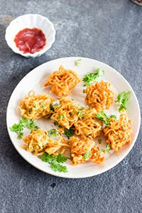 maggi instant noodles fritters fried pakoda chickpeas besan
