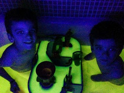 Manualidad infantil baño fluorescente