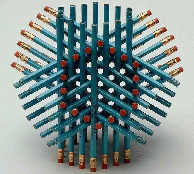 Amerykański rzeźbiarz George Hart używał ołówków do tworzenia sztywnych geometrycznych układanek tworząc swoje rzeźby przestrzenne. Każda jego rzeźba składała się w serii z określonej ilości ołówków, które wewnątrz tworzą dwunastościan rombowy. Ile ołówków zawiera ta rzeźba? 