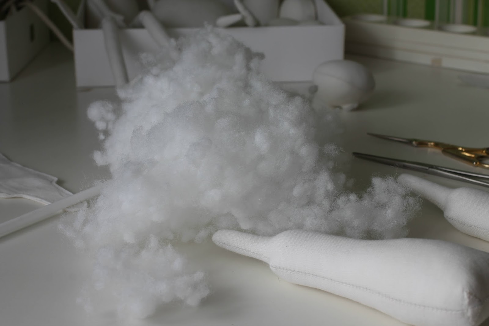 Пух комфорель это. Набивка игрушек холлофайбер. Чем набивают игрушки. Синтепон наполнитель для игрушек. Синтешар холлофайбер.