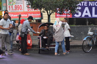 Tak Disangka, Ternyata Mereka  Adalah Para Polisi dan Polisi Wanita DTT SMDE Malang raya berbagi takjil