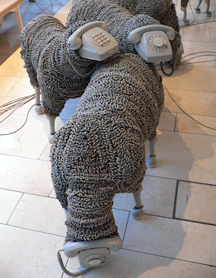 Escultura con cables de teléfono de Jean luc Cornec