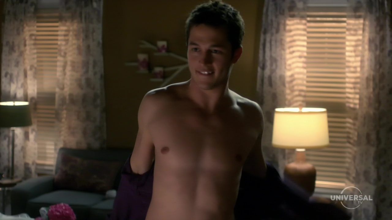 Bobby Campo shirtless in Law & Order: SVU 11-03 "Solitary" .
