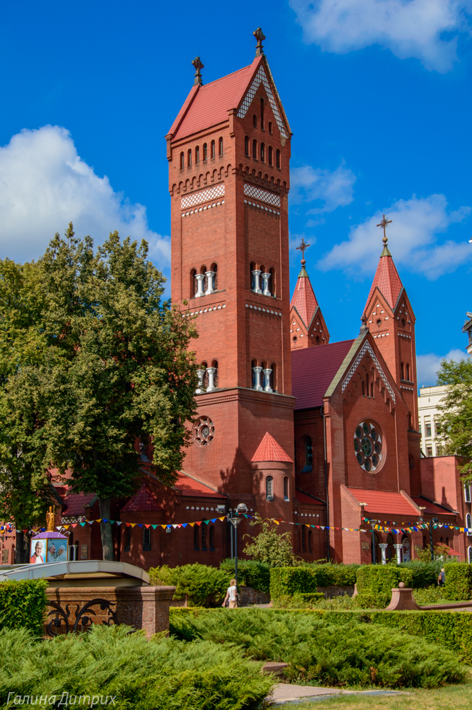 Католический костел красный