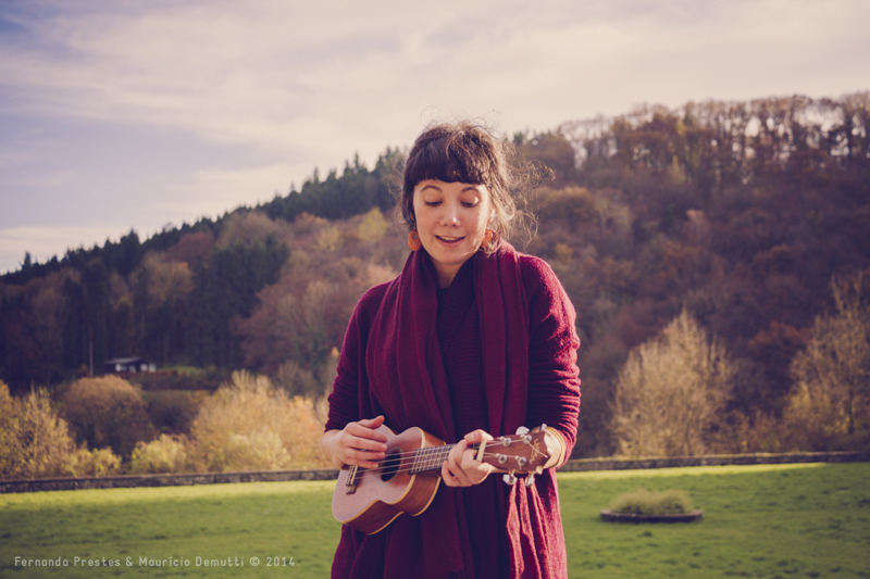 Tocando ukulele no Castelo de Vêves Tocando ukulele no Castelo de Vêves