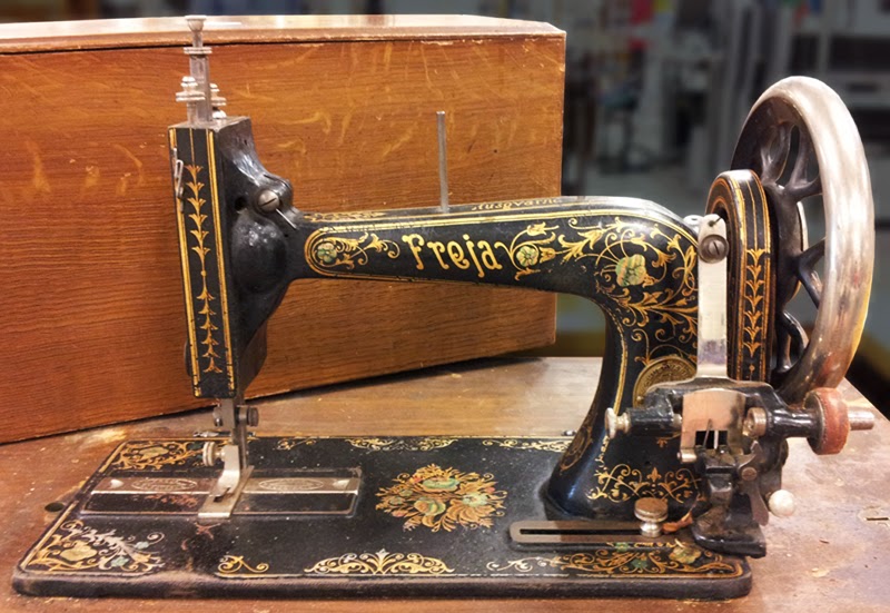 singerzone singer och sytt... Gamla fina symaskiner på Myrorna