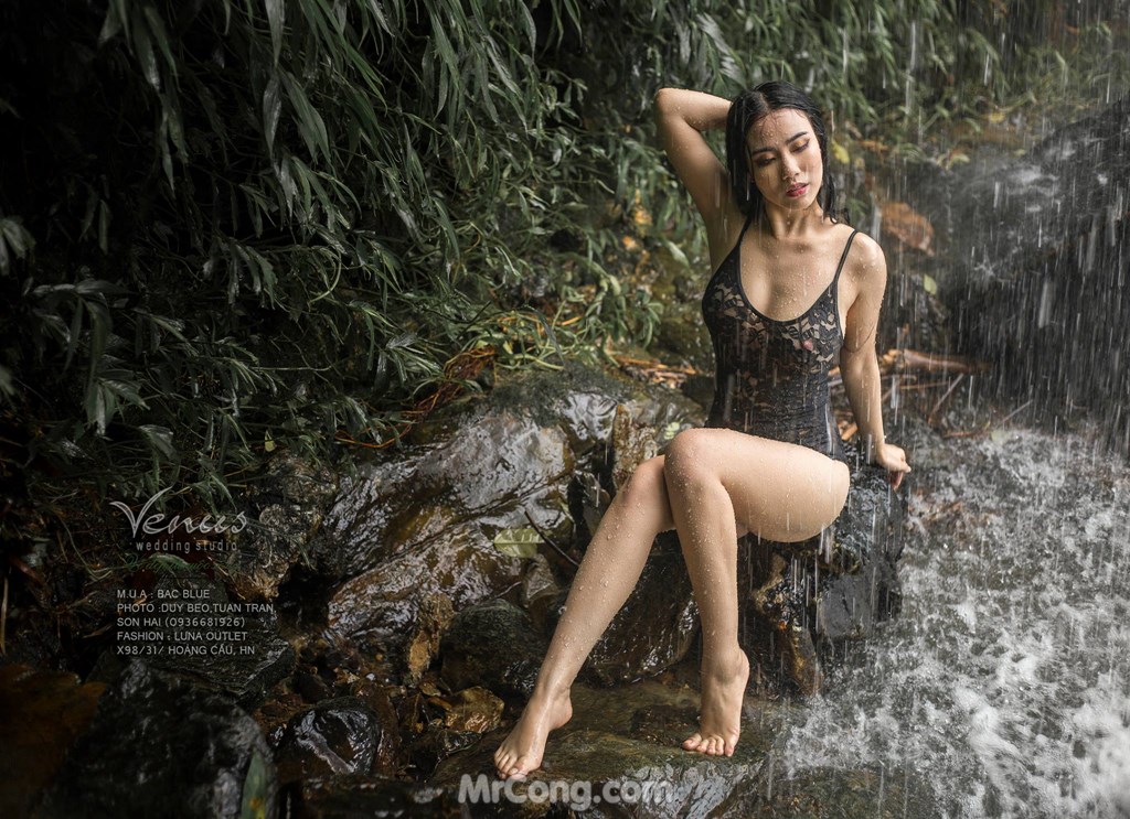 Linh Miu boldly let go of her chest in a set of photos taken under a waterfall photo 1-5