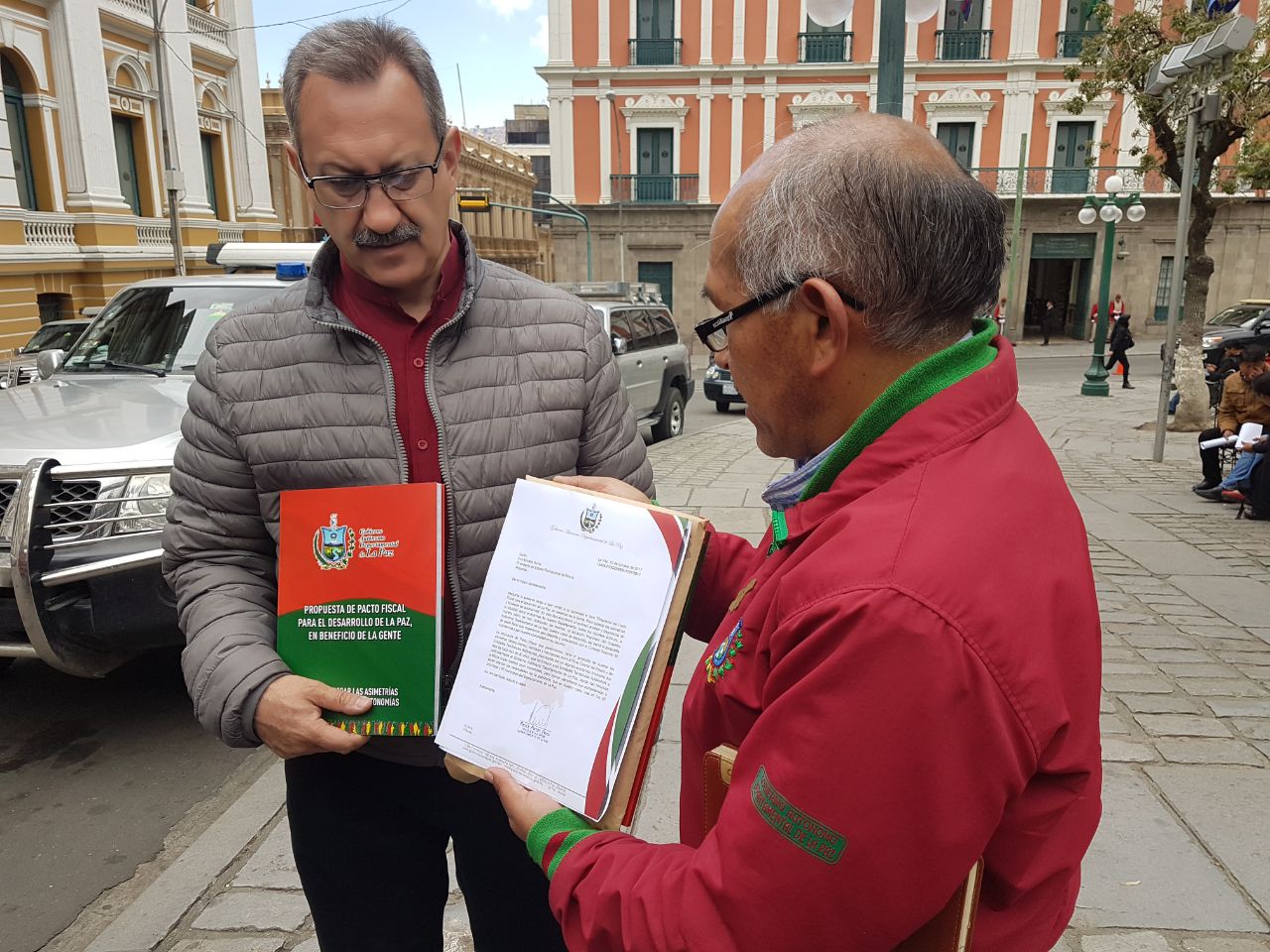 El director de Autonomías junto al director de  comunicación de la Gobernación