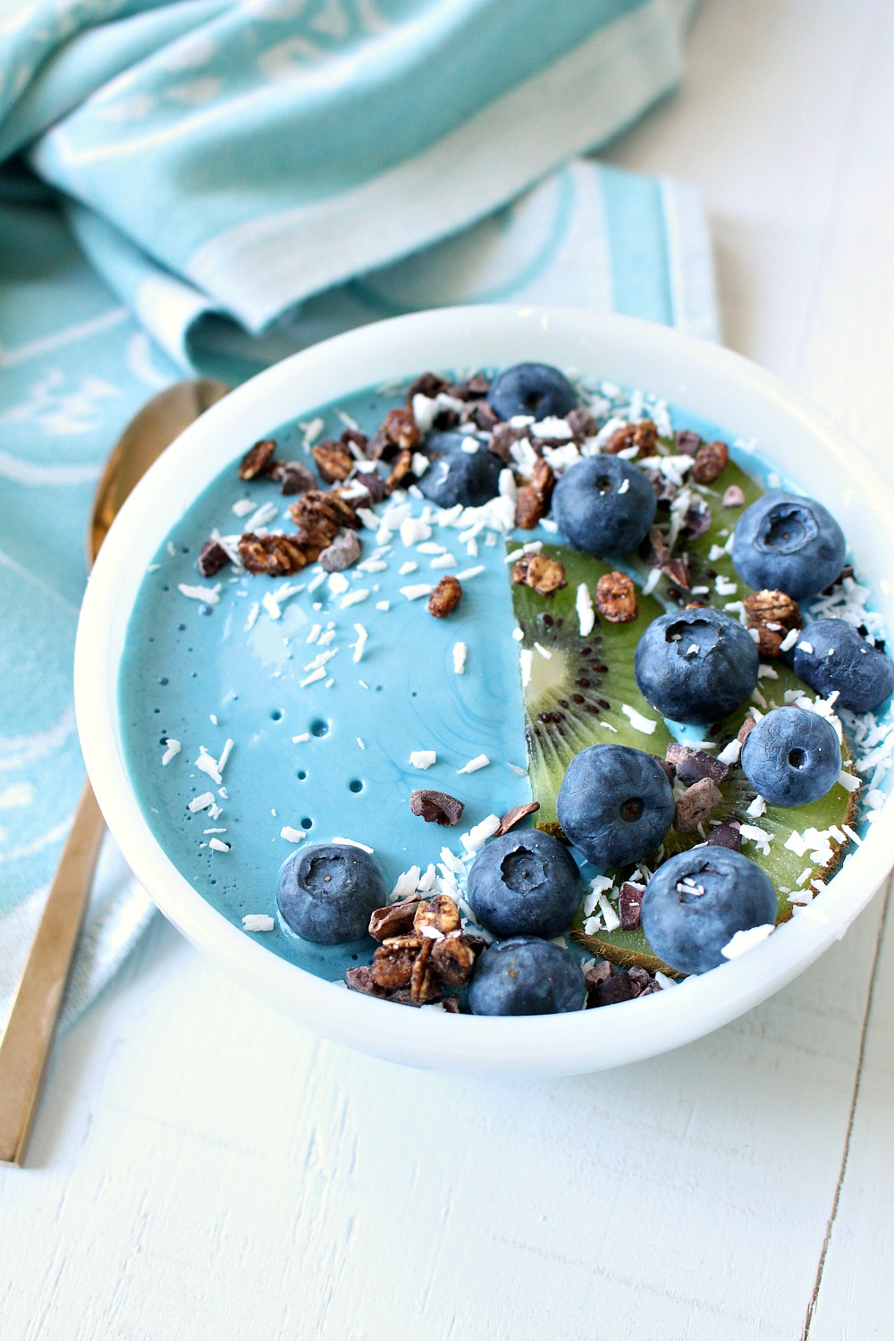 How to Make A Naturally Turquoise Smoothie Bowl Dans le Lakehouse