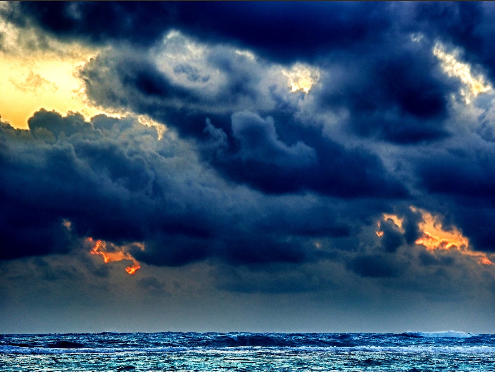 между тучами и морем