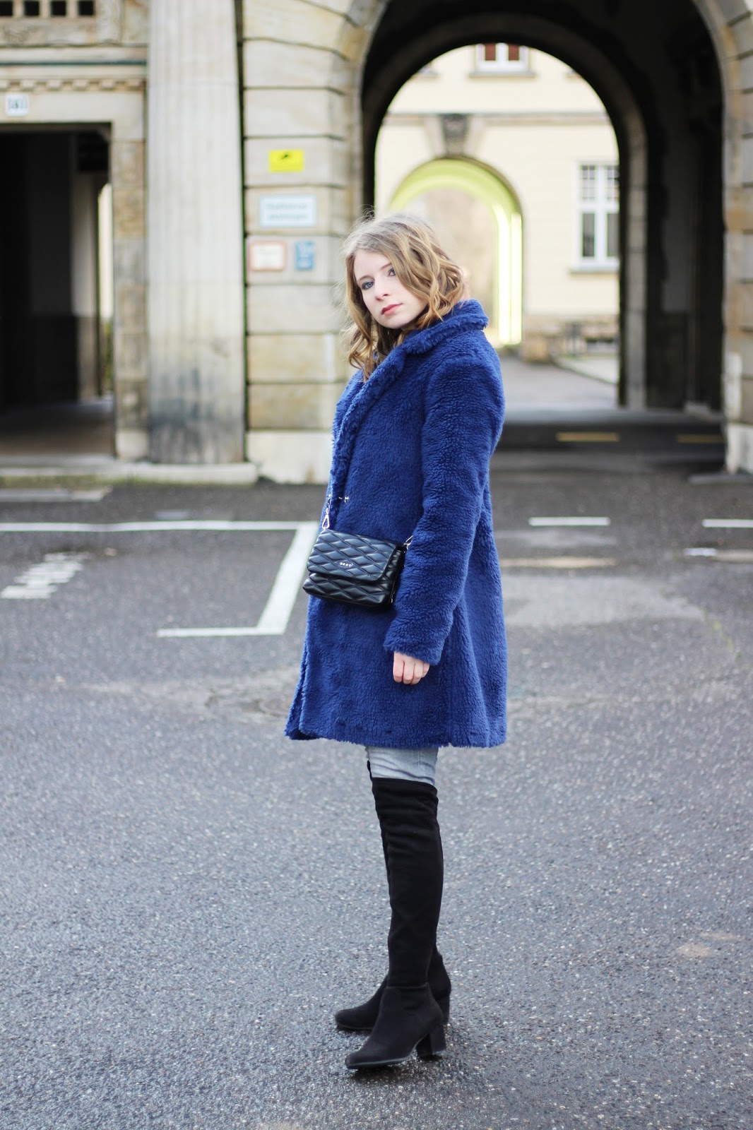 Beanie Dunkelblauer Mantel Kombinieren Chelsea Boots Blauer Mantel