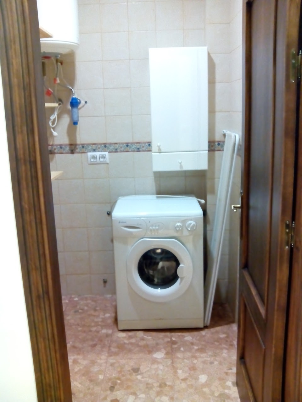 Casa Sierra de Cádiz : Lavadero, termo, maletero, botiquin, barandilla