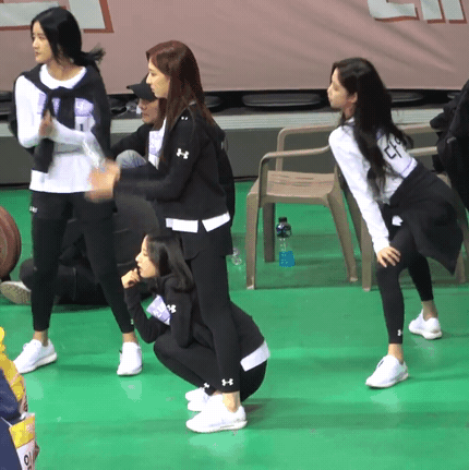 보나를 다리사이에 끼우는 은서.gif | 인스티즈