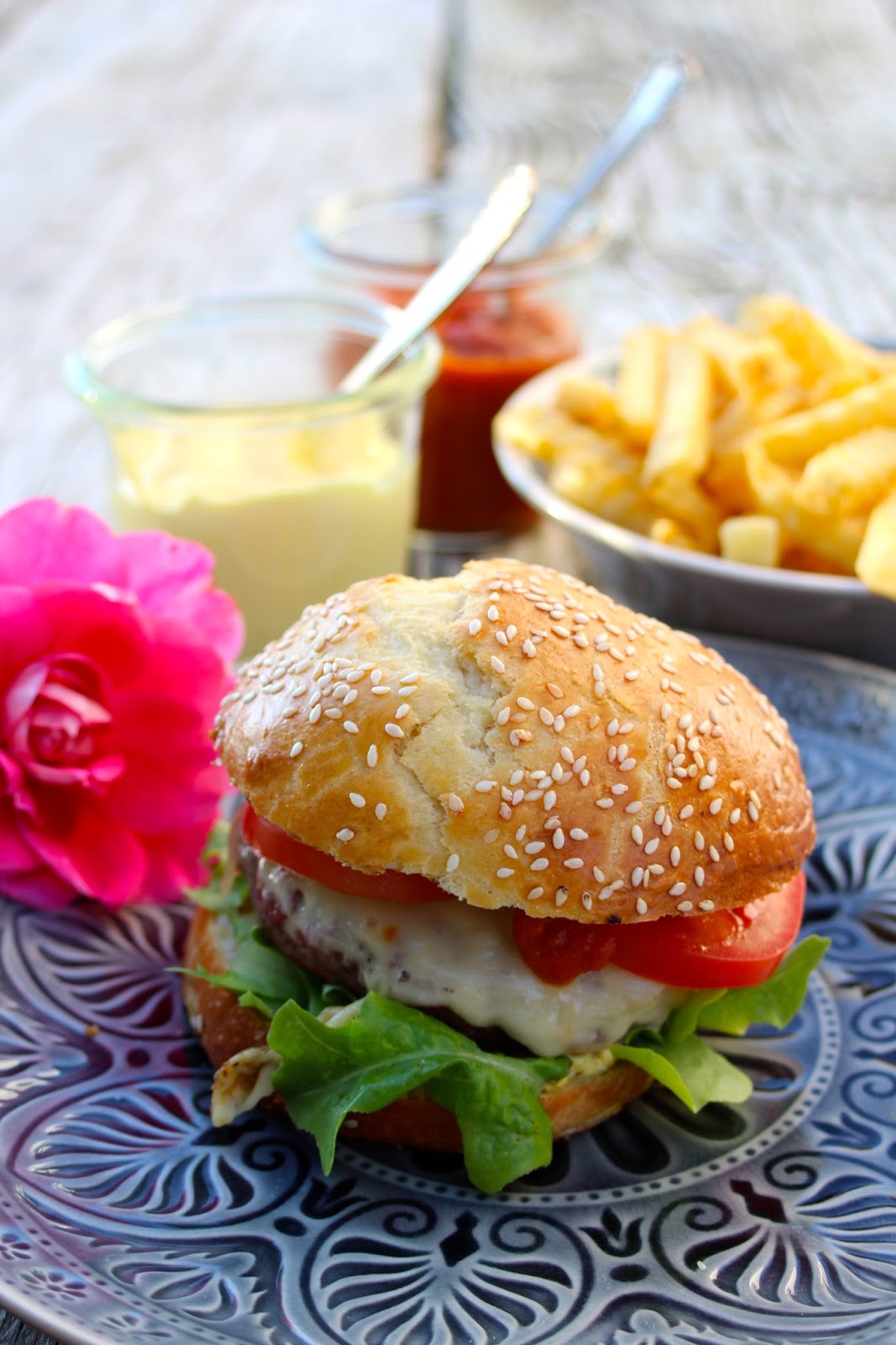 Paulas Frauchen: Perfekter Cheeseburger mit selbstgemachter Mayo &amp; Ketchup