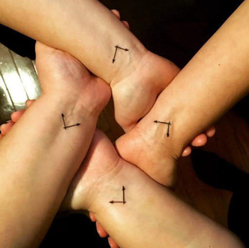 Estas relógio mão tatuagens