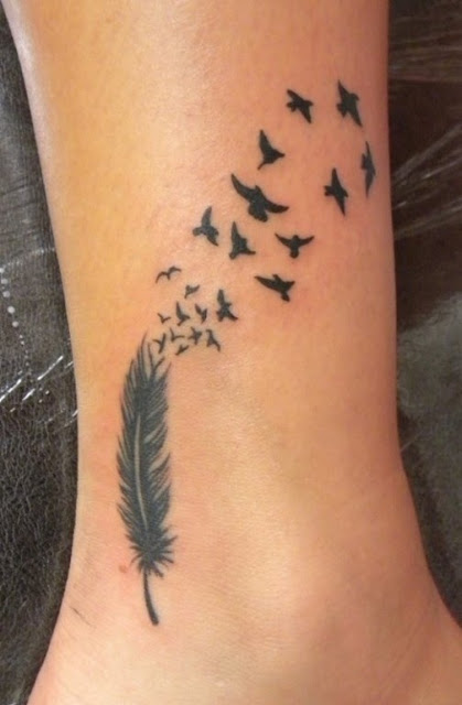 Tatuaż pióra przechodzącego w ptaki