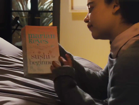 Louisa Clark (Emilia Clarke) leyendo Sushi para principiantes en Yo antes de ti - Cine de Escritor
