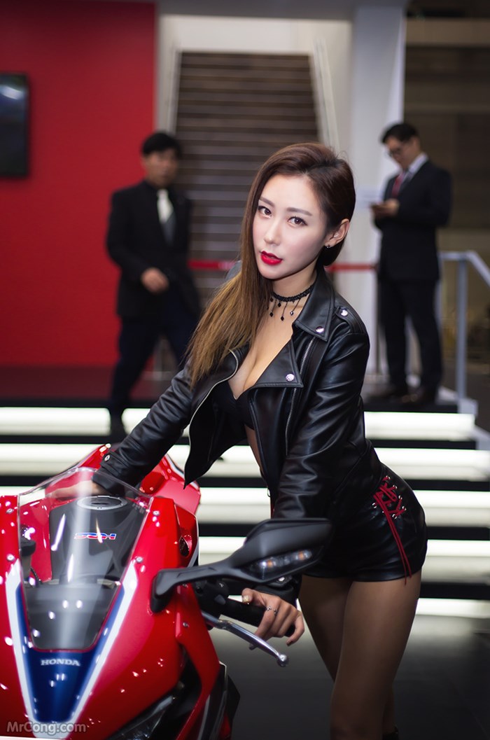 Kim Tae Hee&#39;s beauty at the Seoul Motor Show 2017 (230 photos) photo 1-12