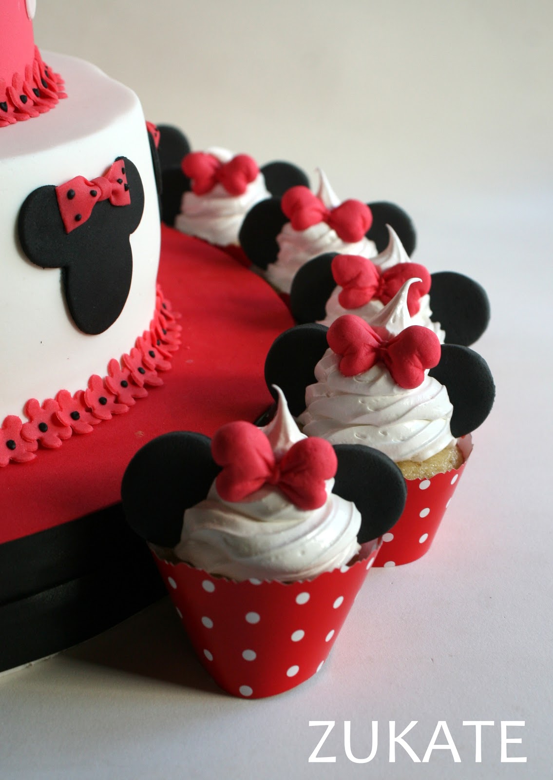 Pastel De Crema De Mantequilla De Minnie Mouse Rojo