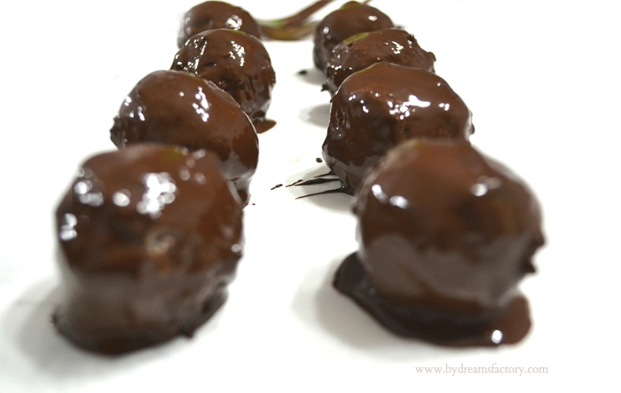 Homemade, vegan, gluten free, no bake and easy to make Dark Chocolate Coconut Bites - the perfect choice for a quick but luscious dessert / Dreams Factory