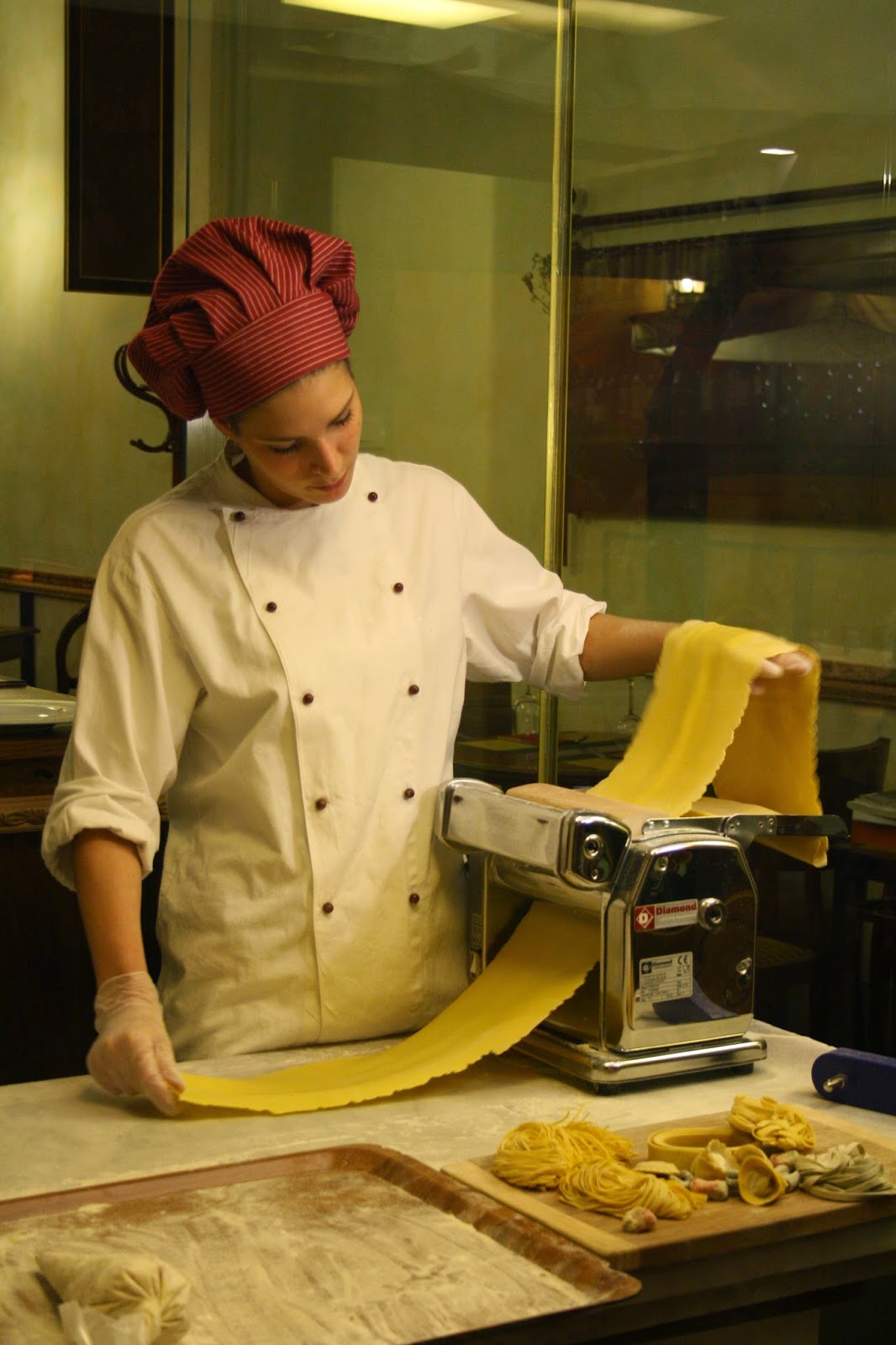 Cocinera elaborando pasta de forma artesanal en un restaurante de Florencia