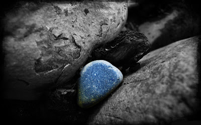 Roca azul en medio de dos rocas grises