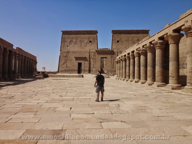 Egiptologia Brasil - Uma vez deuses, sempre deuses! 😸 A foto é no Templo  de Isis - Philae. Construído durante o reinado de Ptolomeu II, o Templo de  Ísis em Philae é