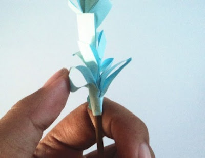 membentuk daun bunga kertas