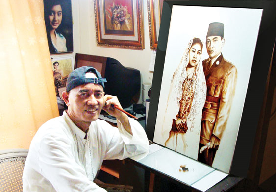 Tarungkap! Ternyata Orang Ini Yang Selama Ini Melukis Uang Rupiah Yang Setiap Hari Ada di Dompet Kita Tarungkap! Ternyata Orang Ini Yang Selama Ini Melukis Uang Rupiah Yang Setiap Hari Ada di Dompet Kita