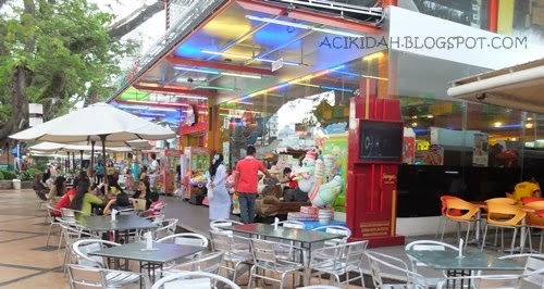 Deretan Restoran di Merdeka Walk Medan Indonesia