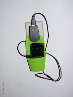 10 ideias criativas e úteis para móveis e objetos: Embalagem de Shampoo para carregar seu celular