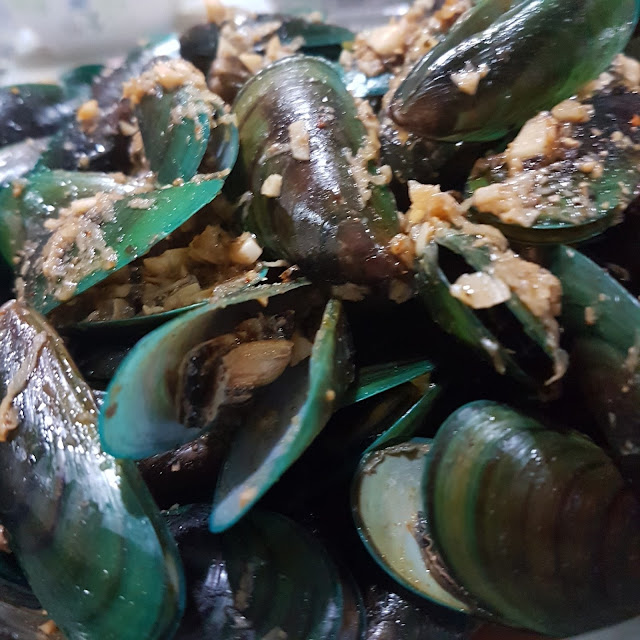 [Recipe] Mussels cooked in ginger, garlic, butter, old bay seasoning