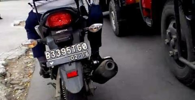 Gunakan Plat Nomor Kedaluarsa, Seorang Anggota Dishub Banyak Dibicarakan Netizen Gunakan Plat Nomor Kedaluarsa, Seorang Anggota Dishub Banyak Dibicarakan Netizen