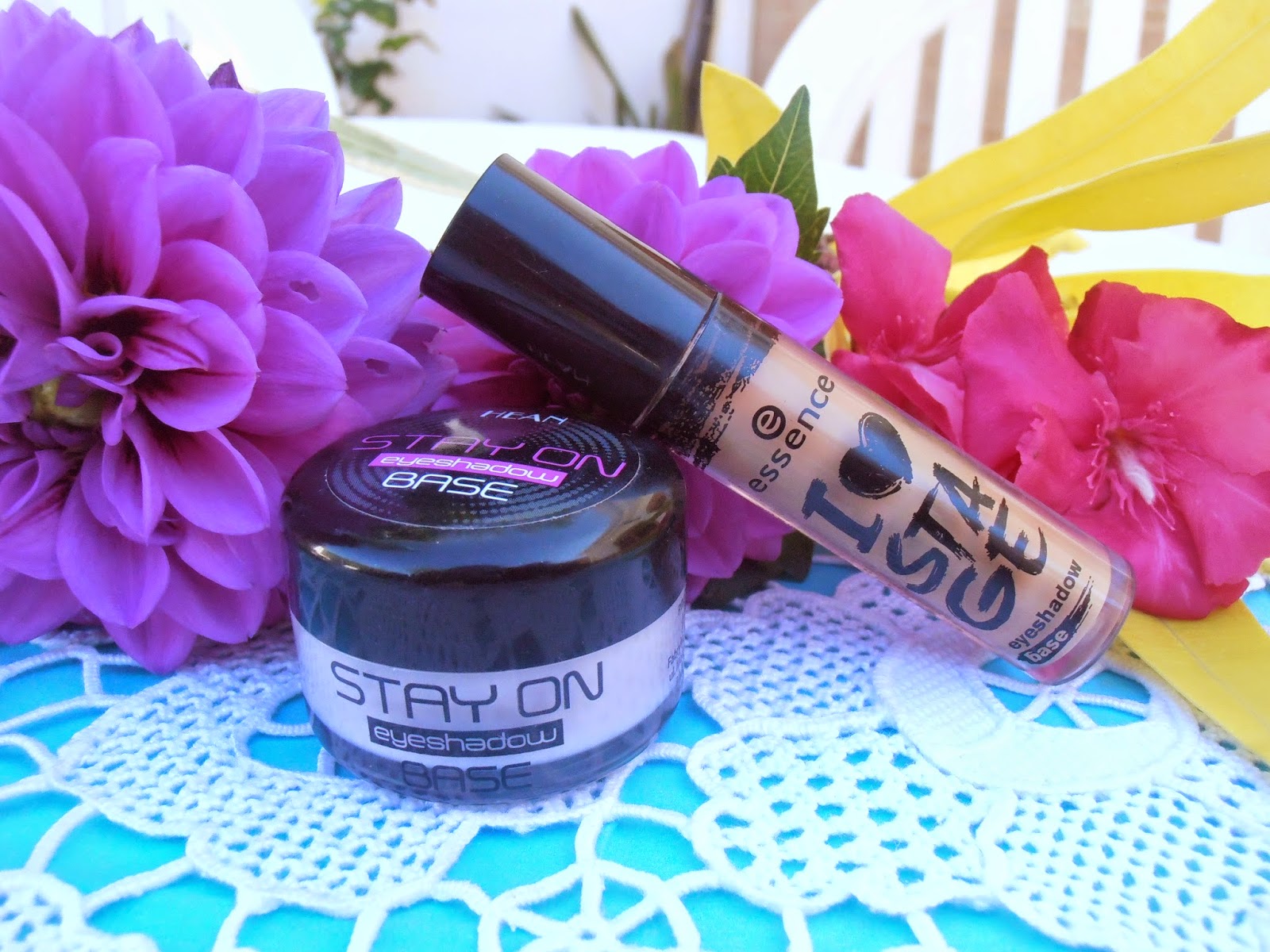 Prebases para párpados: I Love Stage de Essence y Stay On de Hean.