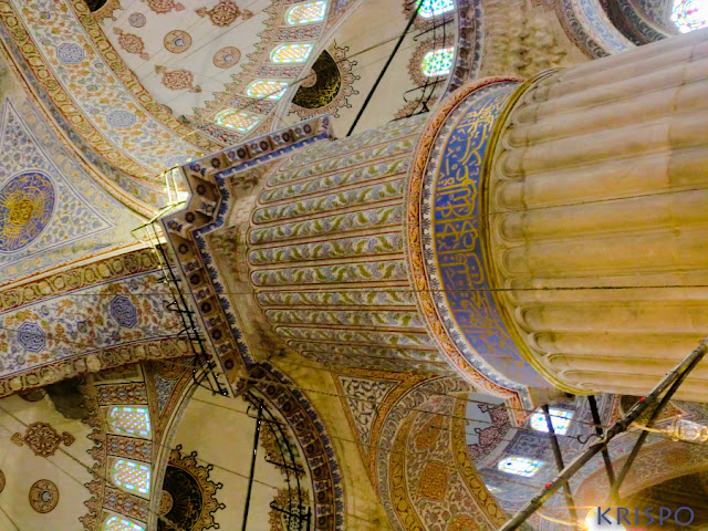 Detalle de columna y techo de la mezquita azul en Estambul