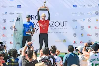 Pro taghazout Bay Podium with the winner Nat Young %2528USA%2529 and the runner up Alonso Correa %2528PER%2529 9496QSTaghazout20Masurel