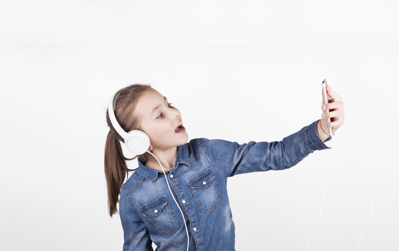Песни которые слушают подростки. Подросток слушает музыку в наушниках. Фото ребенка в наушниках больших 5 месяцев.