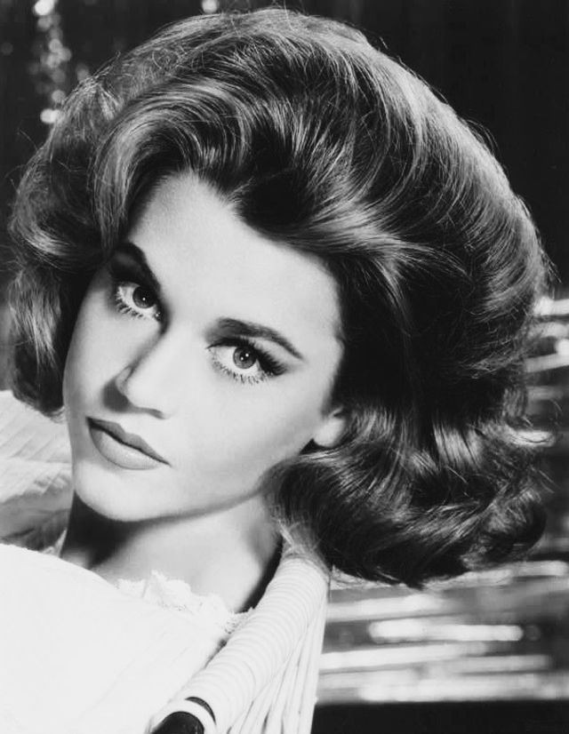 30 Beautiful Black and White Portraits of a Very Young Jane Fonda From