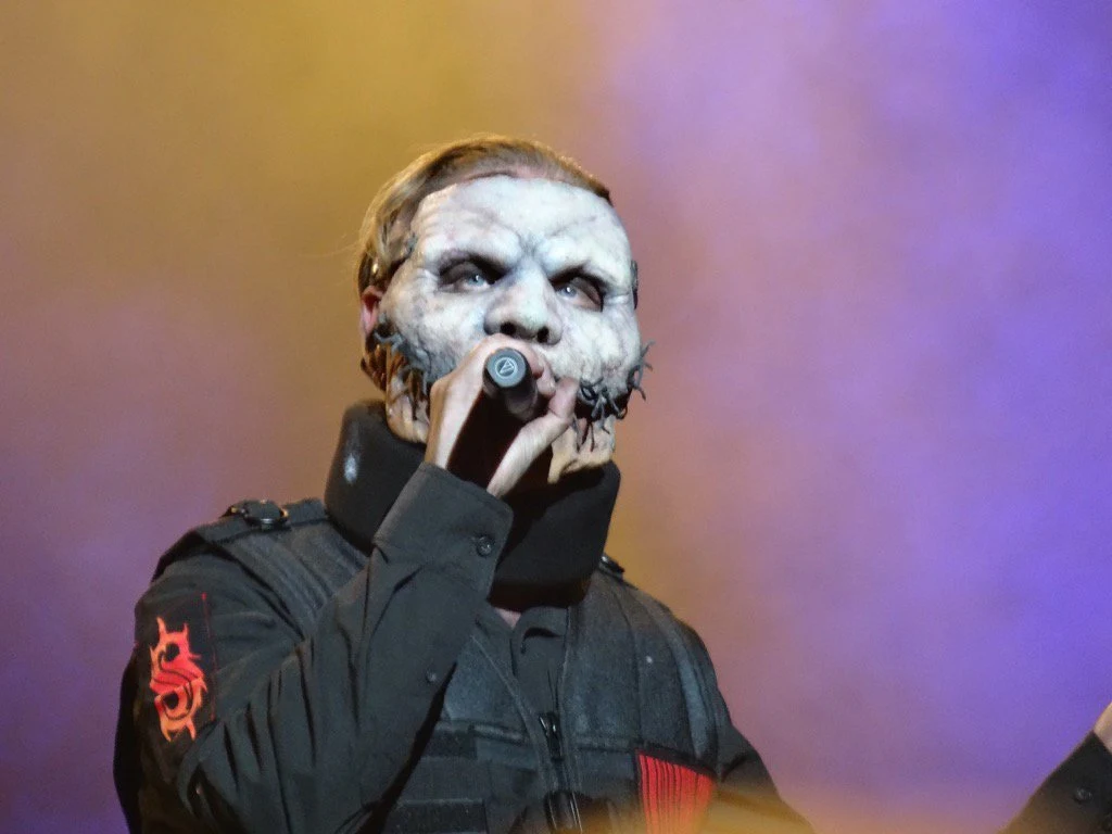 Corey Taylor Tampil Menggunakan Penyangga Leher Usai Operasi