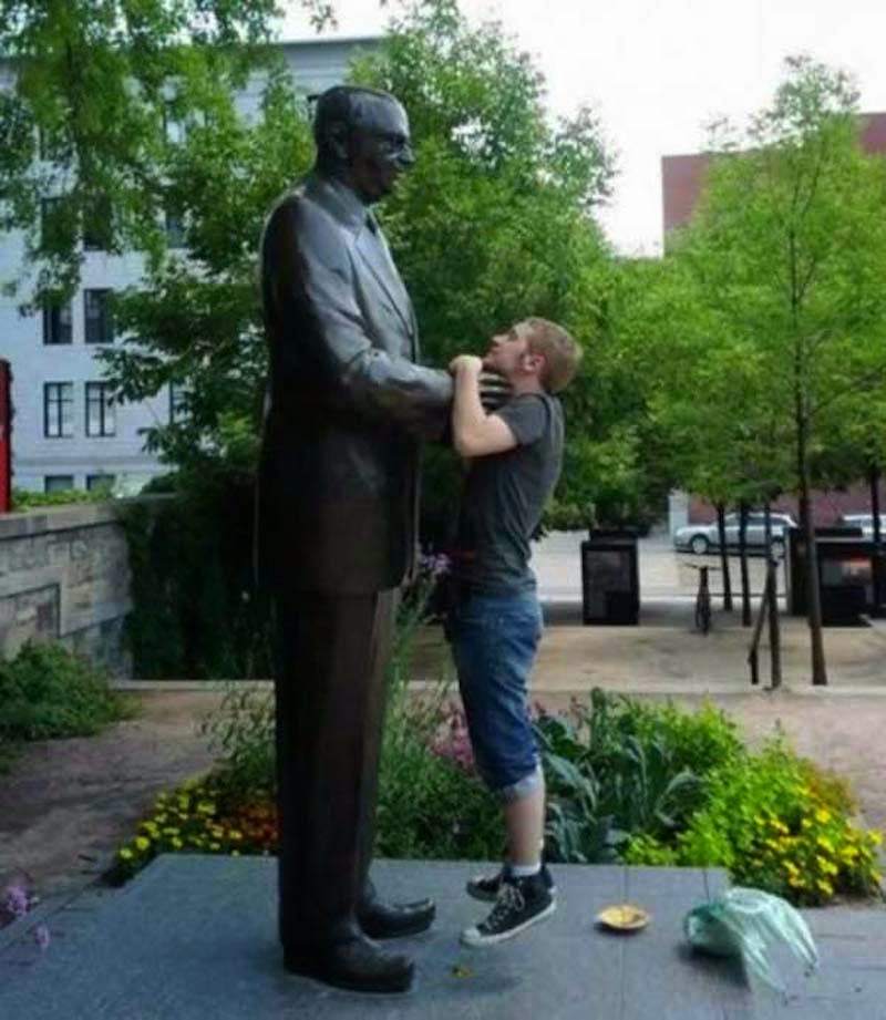 23. Didn’t your mother ever warn you not to mess with statues twice your size? - 23 Times Pedestrians Messed With Statues...And It Was Downright Hilarious