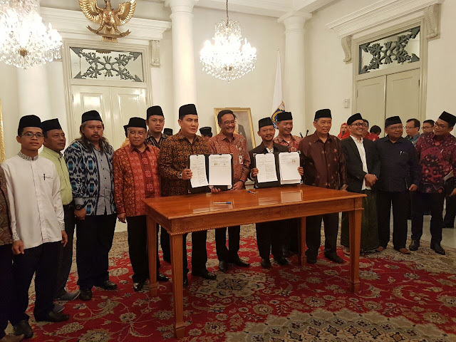 Penandatangan MOU dan Perjanjian Kerjasama antara Pemprov DKI Jakarta dengan Penguru Besar Nahdlatul Ulama (PBNU) terkait Jakarta Islamic Centre (JIC) dan Masjid Raya KH.Hasyim Asy'ari, Jum'at (08/09/2017). Penandatangan MOU dan Perjanjian Kerjasama antara Pemprov DKI Jakarta dengan Penguru Besar Nahdlatul Ulama (PBNU) terkait Jakarta Islamic Centre (JIC) dan Masjid Raya KH.Hasyim Asy'ari, Jum'at (08/09/2017).