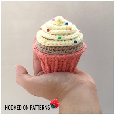 crochet cupcake pincusion
