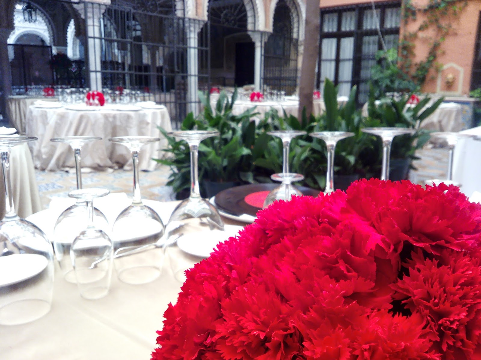 Boda en Casa Guardiola Sevilla - Cártamo Flores. Floristería